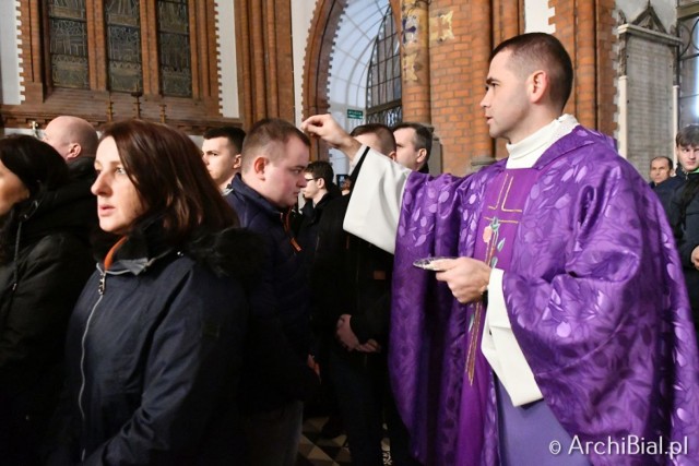 „Nie jesteśmy stworzeni do nienawiści, lecz do miłości" – mówił abp Tadeusz Wojda podczas liturgii Środy Popielcowej w białostockiej archikatedrze.