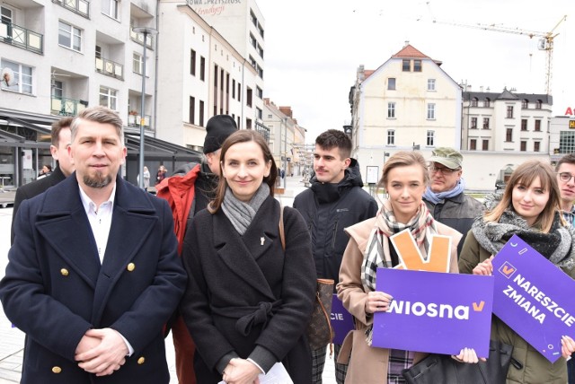 Sylwia Spurek (druga od lewej) i działacze opolskich struktur partii Wiosna
