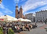 Kraków. Krakowianie i turyści łapią jesienne promienie słońca 