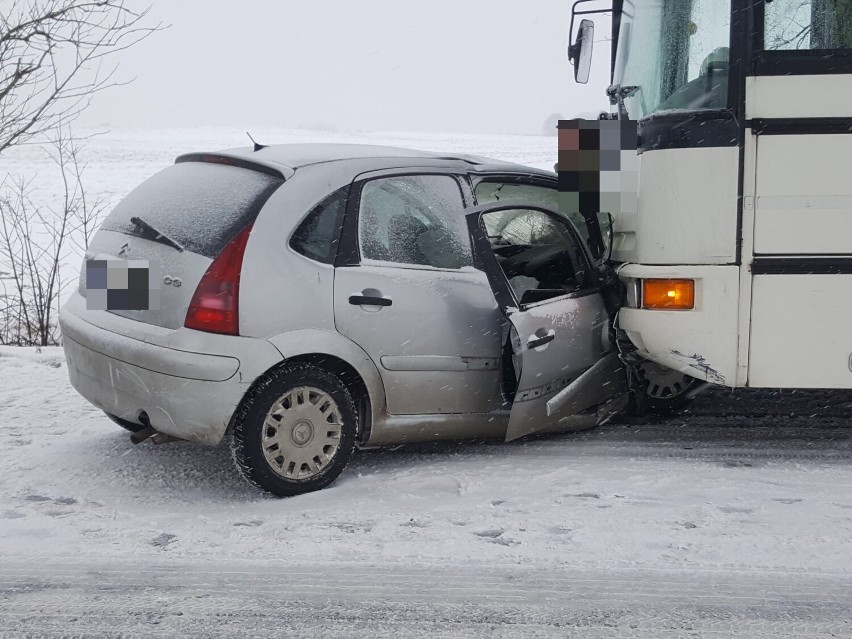 Autobus szkolny po zderzeniu z autem osobowym koło Barwic