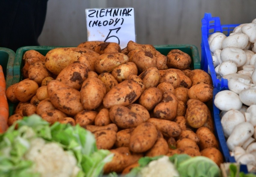 Ziemniaki młode 5 zł kilogram.