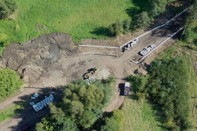 Jastrzębie-Zdrój: tony śmieci i ścieki na budowie Żelaznego Szlaku Rowerowego. Zdjęcia z budowy odcinków w Jastrzębiu, Zebrzydowicach, Godowie