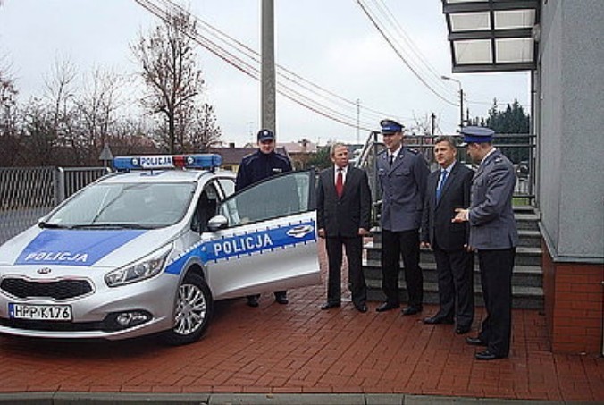 Funkcjonariusze z Wręczycy Wielkiej otrzymali nowy radiowóz