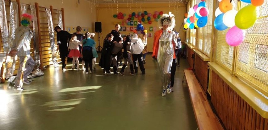 Szkoła w Zacharzynie zaprosiła uczniów na "kosmiczny" bal karnawałowy (FOTO)