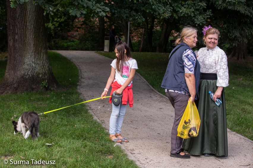 Stargardzianie na różance czytali "Moralność pani Dulskiej". Narodowe czytanie 2021 z Książnicą Stargardzką w obiektywie Tadeusza Surmy