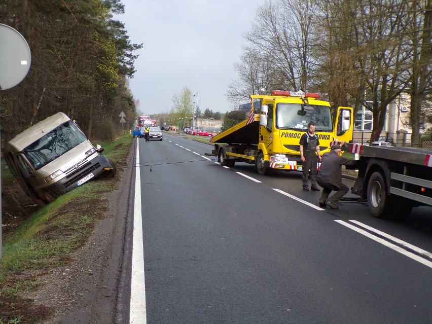 Herby: minibus wpadł do rowu przy drodze krajowej nr 46. Policja musiała całkowicie wstrzymać ruch (zdjęcia)