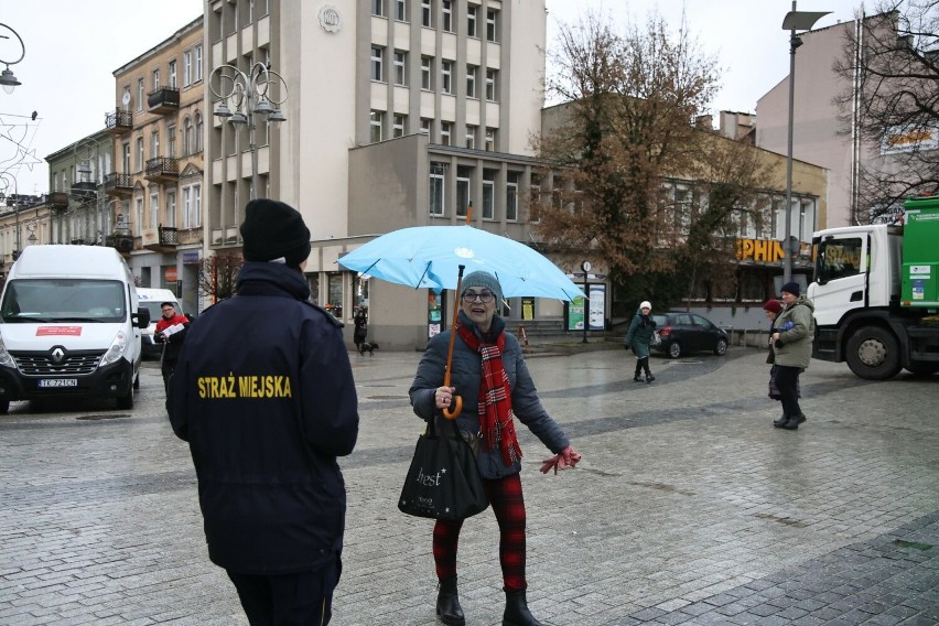 Darmowe odblaski dla mieszkańców Kielc rozdawane na ulicy Sienkiewicza. Tak świętokrzyskie służby dbają o bezpieczeństwo. Film i zdjęcia