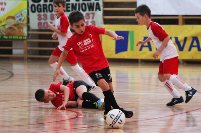 Przy piłce andrychowianin Jakub Szczepaniak. W mikołajkowym halowym turnieju piłkarskim w Andrychowie na trybunach pojawił się Damian Chmiel, zawodnik ekstraklasowego Podbeskidzia Bielsko-Biała.