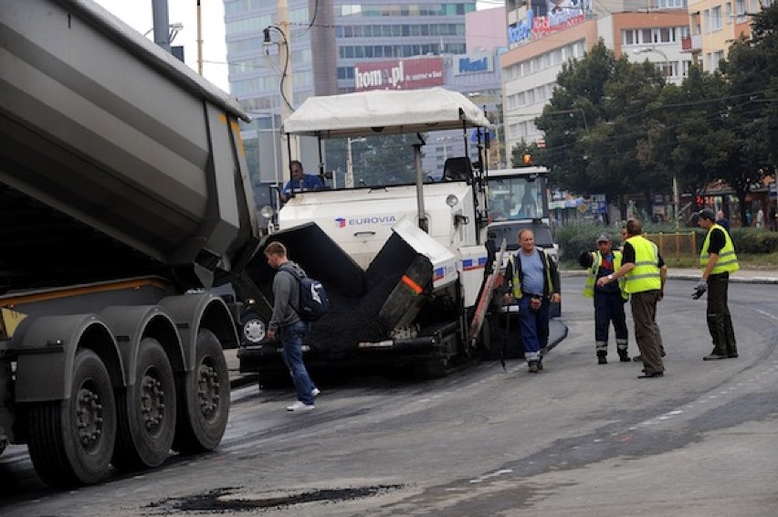 W sobotę i niedzielę prowadzone są prace asfaltowania...