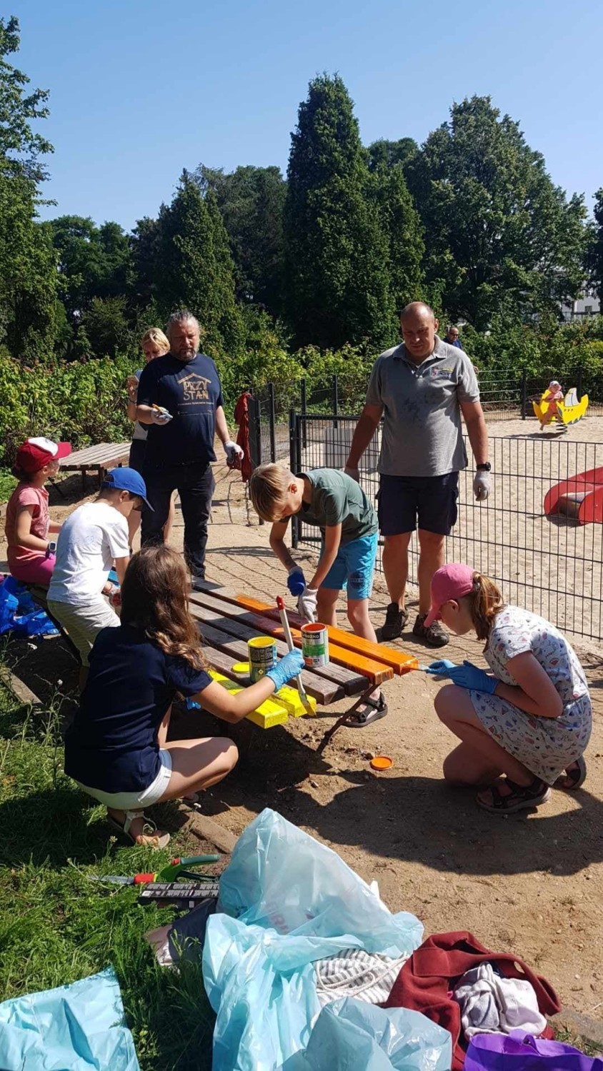 Pucki Klub Integracji Społecznej maluje ławeczki w parku Nowowiejskiego w Pucku 27.07.2019