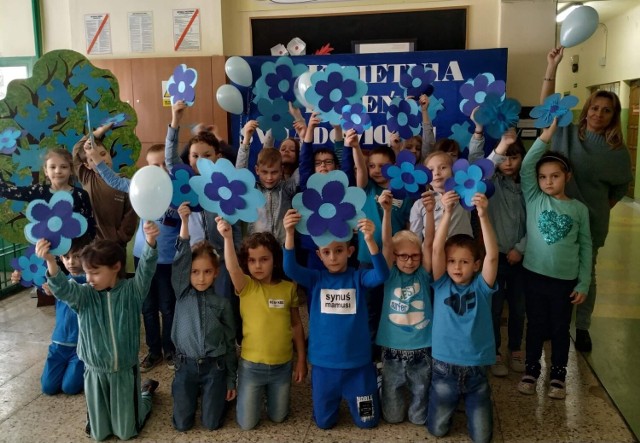 Akcja "Zaświeć się na niebiesko" w szkole numer 3 w Jędrzejowie. Uczniowie i nauczyciele solidarni z osobami chorymi na autyzm.