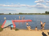 Jezioro w Ostrowąsie przyciąga turystów i mieszkańców. Niestrzeżone kąpielisko w powiecie aleksandrowskim [zdjęcia]