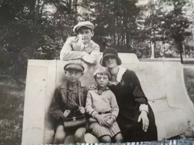 Ławka Schillera w parku na Bydgoskim. Siedzi na niej Nikodem Pieszczoch (w harcerskim mundurze) z rodziną. Zdjęcie zostało zrobione w latach 30., a więc już po przeniesieniu ławki na obecne miejsce.