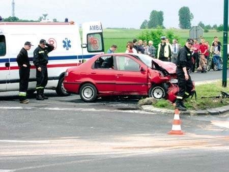 Lekarzom nie udało się uratować kierowcy czerwonego fiata sieny, który zginął wskutek obrażeń odniesionych podczas wypadku.  marek liberadzki
