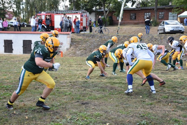 Można było obejrzeć m.in. pokazy futbolu amerykańskiego (Klub Sportowy Bydgoszcz Archers) i pokaz softballu (Dąb Osielsko). Trenerzy z Bydgoszczy udzielali potem lekcji młodym zawodnikom Szubinianki oraz wychowankom Młodzieżowego Ośrodka Adaptacji Społecznej w Szubinie.  

Wśród widzów  m.in. grupa Amerykanów. To rodziny byłych jeńców Oflagu 64, który istniał na tym terenie w czasie II wojny światowej.


Jerzy Kanclerz przed turniejem Asy dla Tomasza Golloba.

