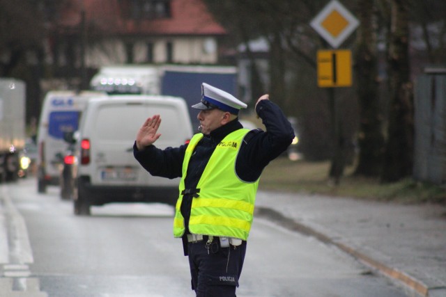 Kierowcy, którzy dziś przemieszczali się m.in ulicą Czapliniecką musieli uzbroić się w cierpliwość. Na tym skrzyżowaniu, mimo iż sygnalizacja świetlna działała, ruchem kierowali policjanci, 20 lutego 2024 r.