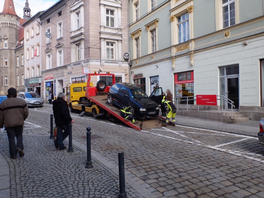 Strażnicy miejscy ukarali mandatem kierowcę, który nie...