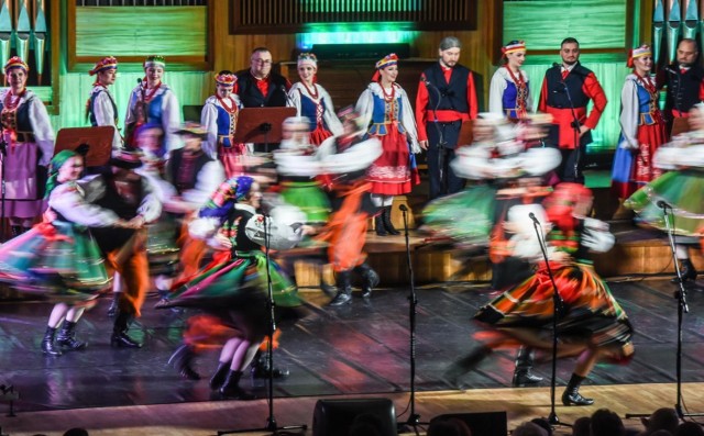 Zespół Pieśni i Tańca Ziemia Bydgoska kończy 2018 rok koncertami jubileuszowymi, które upamiętniają uroczyste obchody 60-lecia istnienia zespołu. Wczoraj, w sobotę 15 grudnia, pierwszy z jubileuszowych koncertów odbył się w Filharmonii Pomorskiej, a dziś, w niedzielę 16 grudnia (o godz. 16.00), podobny koncert odbędzie się w Operze Nova. 

Zespół zaprezentuje wiązanki folklorystyczne z niemal wszystkich regionów etnograficznych, które posiada w repertuarze, ze szczególnym podkreślenie regionów przygotowanych w ostatnich pięciu latach działalności. Wisienką na torcie będzie premierowe wykonanie tańców łemkowskich, przygotowanych specjalnie z okazji jubileuszu. Podczas koncertu nie zabraknie także kolęd i pastorałek, aby - jak co roku - wprowadzić wszystkich widzów w świąteczny, bożonarodzeniowy klimat.

Zobacz więcej zdjęć z koncertu w Filharmonii Pomorskiej >>>


Flesz - Smog skraca nam życie. Jesteśmy jak palacze!

