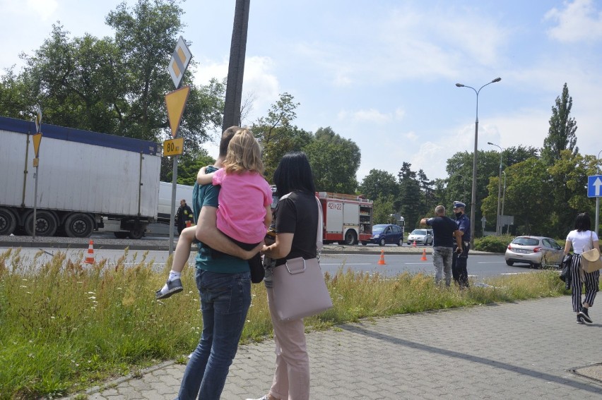 Głogów: Zderzenie przy wyjeździe z dużego ronda. Ciężarówka zderzyła się z autem osobowym