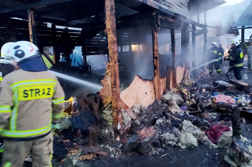 Pożar w osadzie romskiej pod Nowym Sączem. Z budynku mieszkalnego zostały zgliszcza