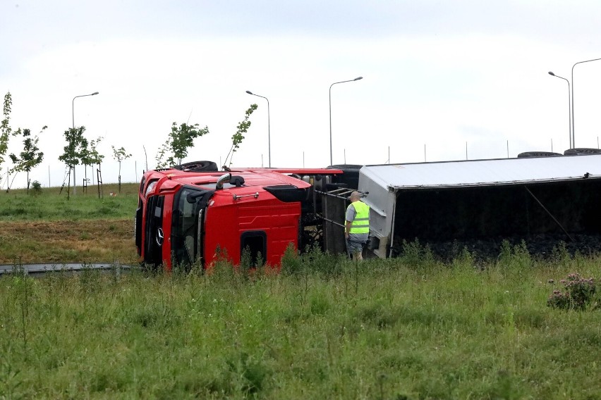 Wypadek na zjeździe z autostrady A4, tir z koksem na zakręcie wpadł do  rowu