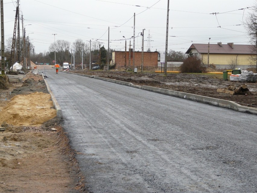 Na fragmencie ulicy Warszawskiej położono już asfalt? ZDJĘCIA