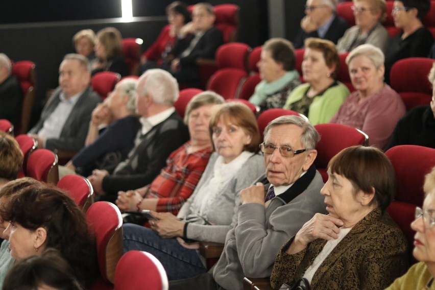 Zespół Pieśni i Tańca „Śląsk” w Wieluniu. Zachwycający koncert chóru i orkiestry w Kino-Teatrze Syrena ZDJĘCIA