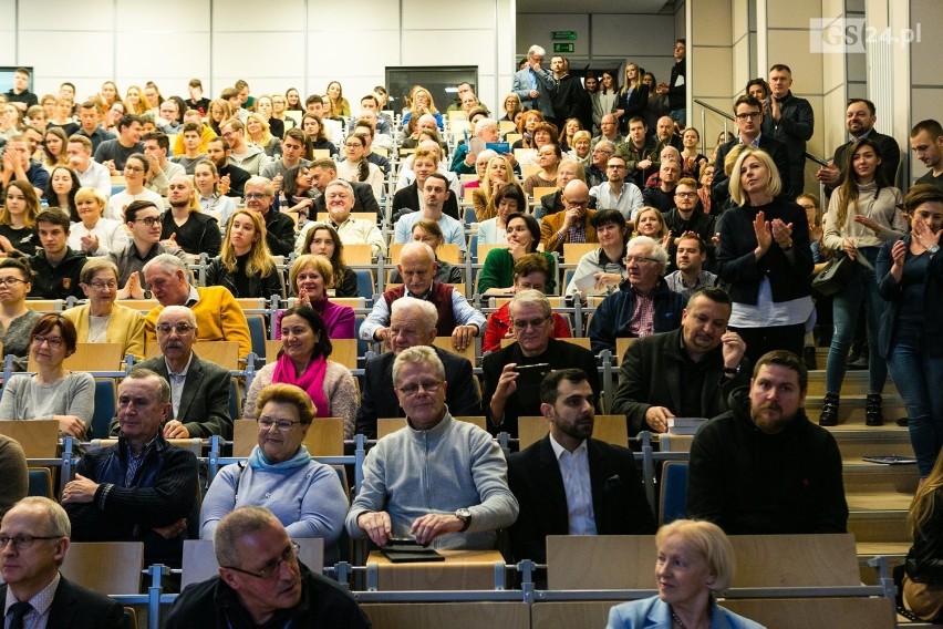 Tłum studentów na wykładzie Balcerowicza. Witali go owacjami na stojąco [ZDJĘCIA] 