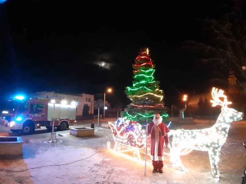 Strażacy z Karsina ruszyli na pomoc Świętemu Mikołajowi [ZDJĘCIA]