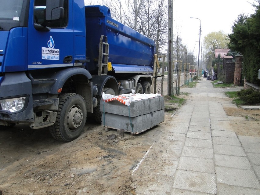 Odcinek ulicy Wiejskiej w Radomiu jest nieprzejezdny, wymieniają tu rury