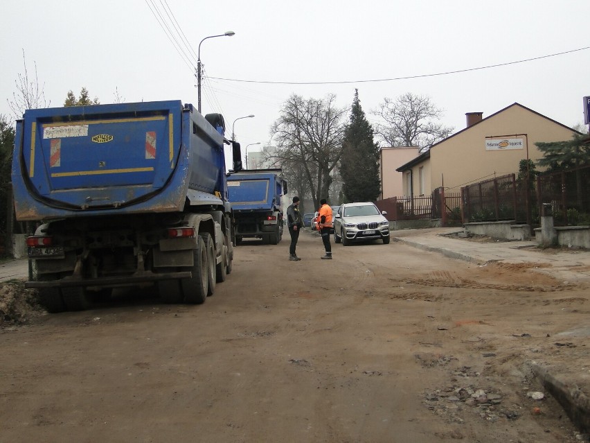 Odcinek ulicy Wiejskiej w Radomiu jest nieprzejezdny, wymieniają tu rury