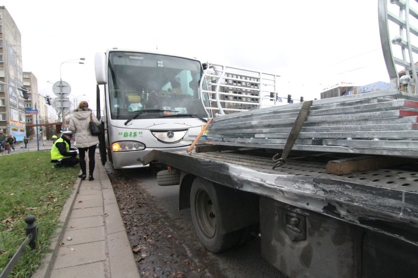 Wypadek autobusu z dziećmi we Wrocławiu (ZDJĘCIA)