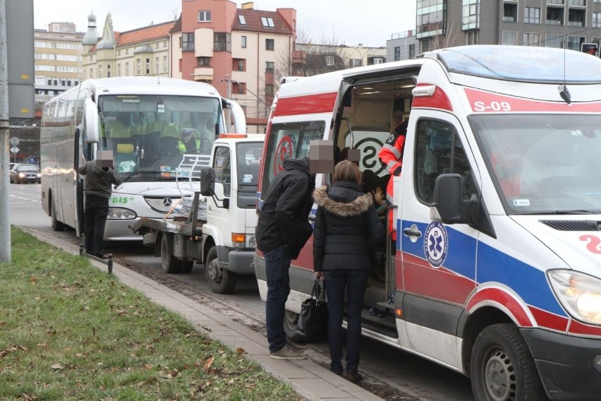 Wypadek autobusu z dziećmi we Wrocławiu (ZDJĘCIA)