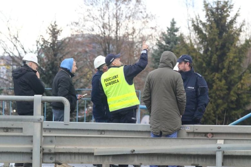 Wszedł na słup energetyczny we Wrocławiu i sparaliżował ruch w mieście