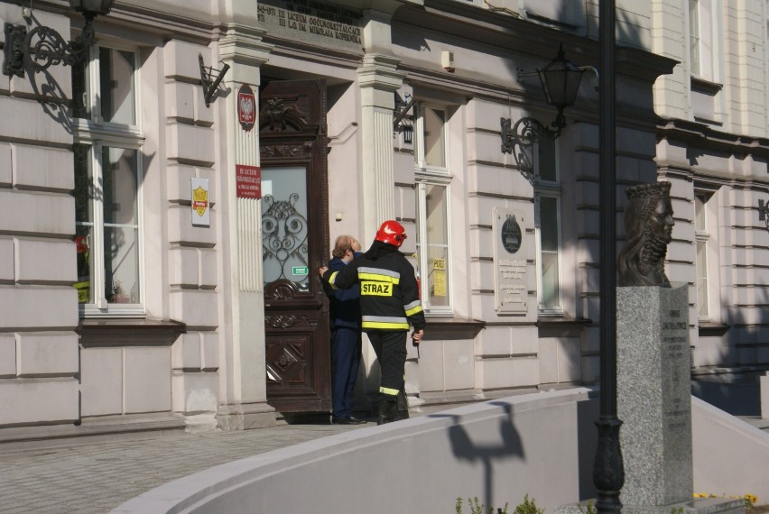 Alarmy bombowe w szkołach w Kaliszu. Strażacy i policjanci przeszukują budynki. ZDJĘCIA