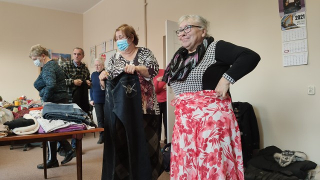 Otwarta szafa w Klubie Seniora w Piotrkowie. Akcję zorganizowało Stowarzyszenie Przyjaciół "Mam sąsiada"