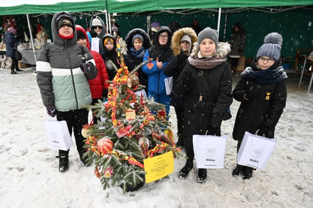 Uczniowie kieleckich szkół pięknie ozdobili choinki.