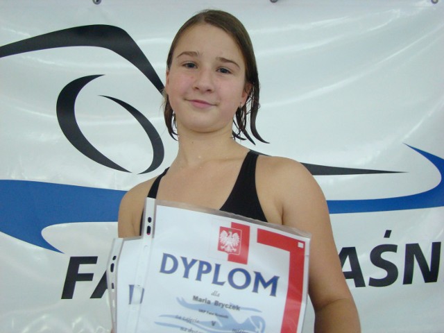 Podczas III rundy Ligi Wojewódzkiej Dzieci i Młodzików 11 i 12 lat w pływaniu Maria Bryczek indywidualnie wywalczyła dwa medale: srebrny i brązowy.