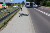Wypadek na drodze wojewódzkiej nr 977 pod Tarnowem. 16-letni rowerzysta potrącony przez samochód. Nastolatek trafił do szpitala [ZDJĘCIA]