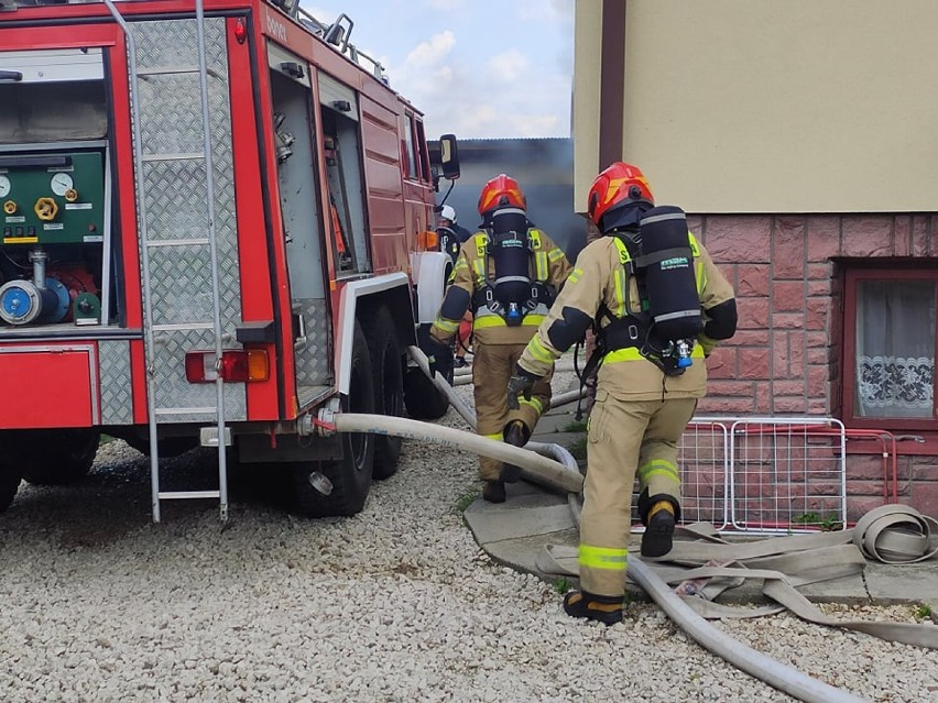 Czarne kłęby dymu nad Tarnowcem. Strażacy walczą z pożarem [ZDJĘCIA]