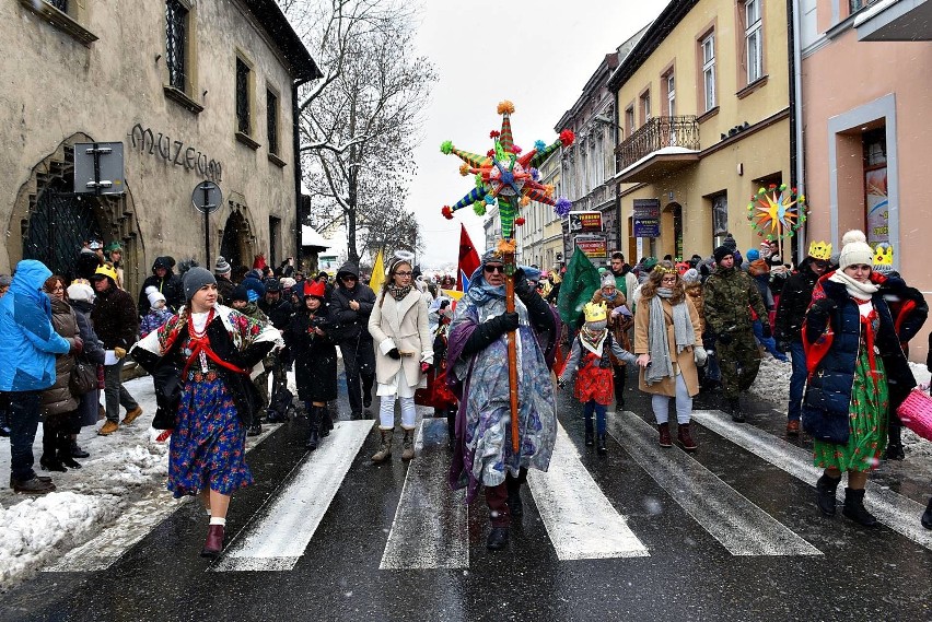 Nowy Sącz. Tradycyjny Pokłon Trzech Króli jedynie podczas mszy w bazylice [ZDJĘCIA]