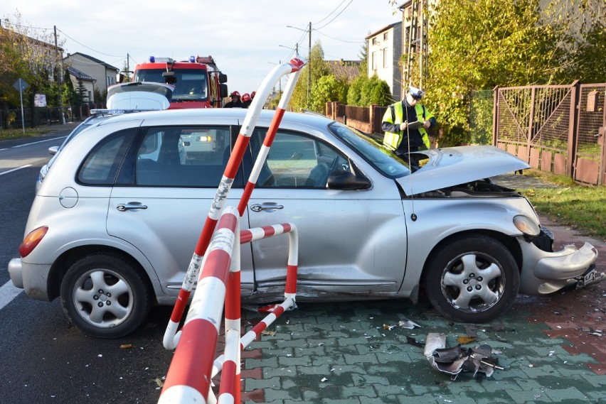 Wypadek w Zawierciu-Kromołowie, samochód uderzył w metalowe bariery [ZDJĘCIA]