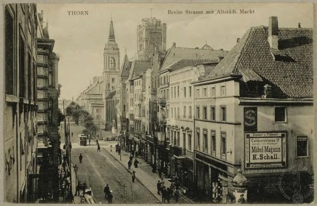 Do tego tramwaju wjeżdżającego w ulicę Szeroką przed 1920 rokiem nie wsiądziemy. Podróż rozpoczniemy kulturalnie od Bydgoskiego Przedmieścia.