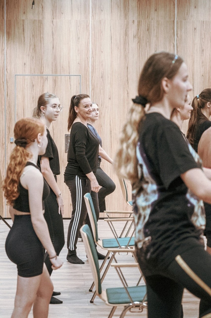 Nauka tańca stalowowolskich tancerzy z kielecką tancerką Pamelą Paprotą. Zobacz zdjęcia