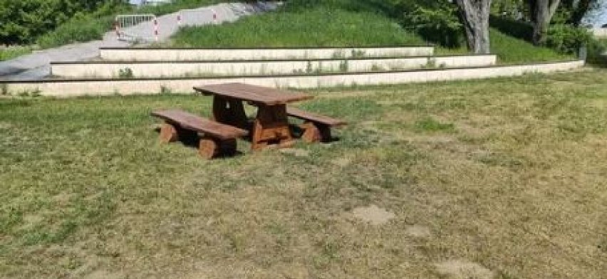 Kościan. Nowe stoły i ławki na terenie Łazienek