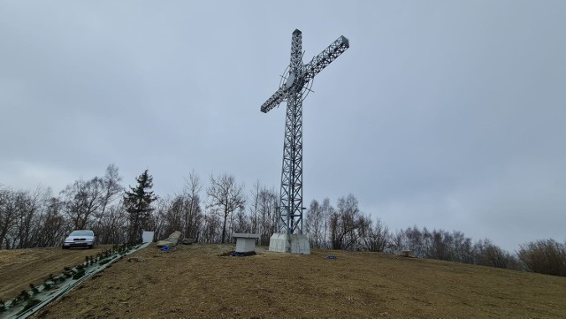 Obok krzyża w Krzeczowie stanął ołtarz polowy
