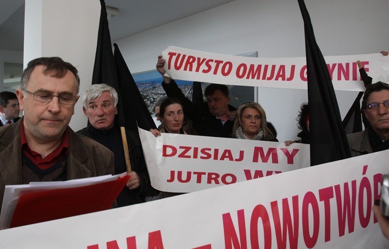 Pikieta przeciw Eko Dolinie. Nie dajmy się zagazować - krzyczeli mieszkańcy Pustek Cisowskich FOTO