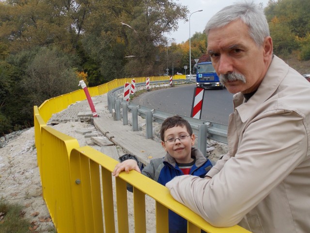-&nbsp;Dobrze, że miasto weźmie się w końcu za naprawę zniszczonej skarpy - mówi Bronisław Mierzwa, który często spaceruje tu z wnukiem Maksiem.