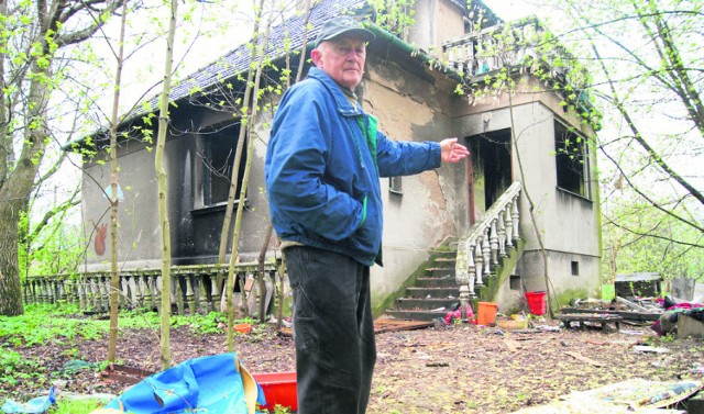 Henryk Hildebrandt jest oburzony regularnymi ekscesami w zrujnowanym domu przy ul. Łyczków