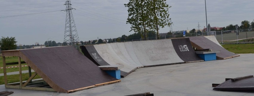 Powstaje skatepark w Malborku [ZDJĘCIA]. Trwa montaż urządzeń kupionych po Baltic Games